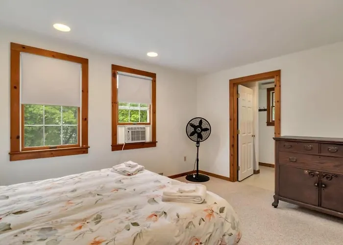 Brewster Retreat Near Bay Beaches & Dining