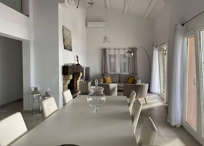 Villa Avec Piscine A Debordement Et Climatisation, Cote D'Azur