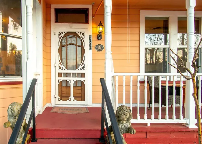 The Golden Parlor- Historic Victorian, Hot Tub