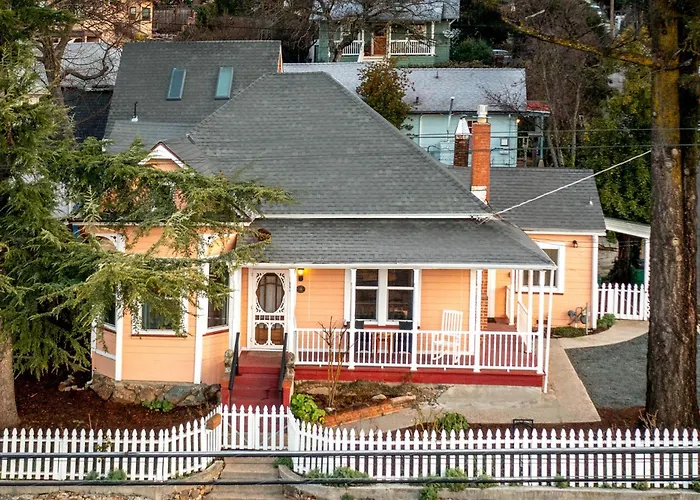 The Golden Parlor- Historic Victorian, Hot Tub