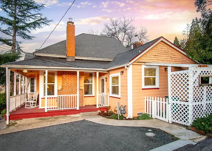 The Golden Parlor- Historic Victorian, Hot Tub