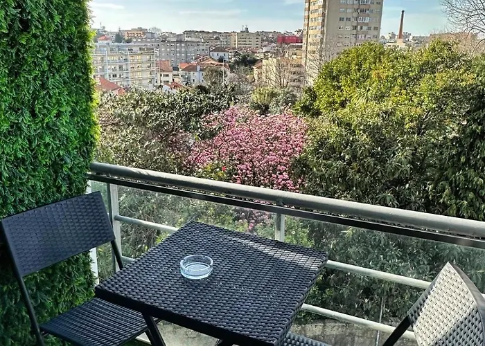 Modern Private Suite With Balcony & Bathroom - King And Queen Beds