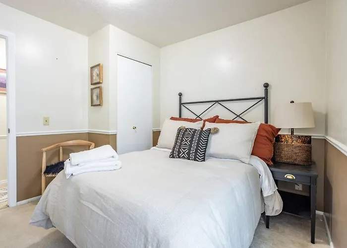 Spacious 6 Bedroom Extended Stay