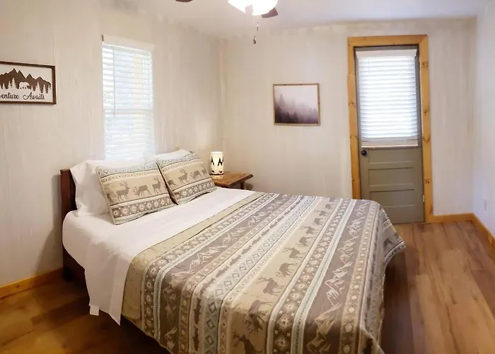 Lakeside Retreat - Romantic Cabin - Resort Pool, Dock, Fire Pit!