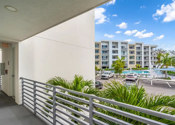 Waterside Retreat: Modern 2Br, Mins To Beach & Apt