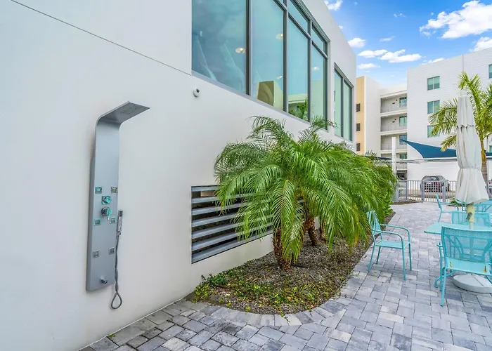 Waterside Retreat: Modern 2Br, Mins To Beach & Apt