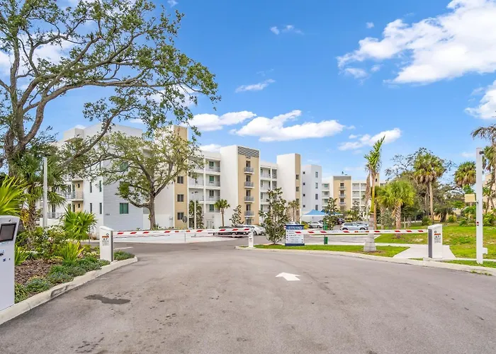 Waterside Retreat: Modern 2Br, Mins To Beach & Apt
