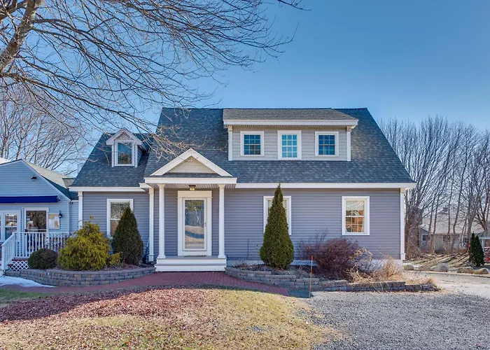Downtown Ogunquit Home: 1 Mi To Beach!