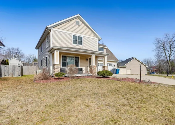 Charming Kalamazoo Home W/ Yard: 1 Mi To Downtown!