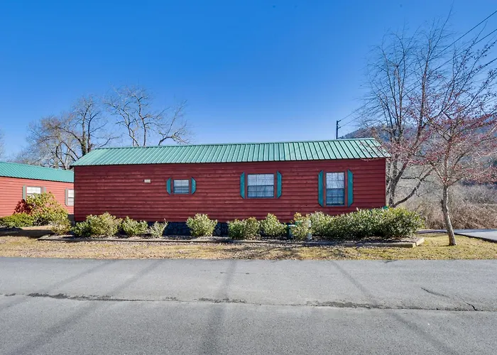 Cozy Dillard Cabin W/ Mountain Views & Pool Access