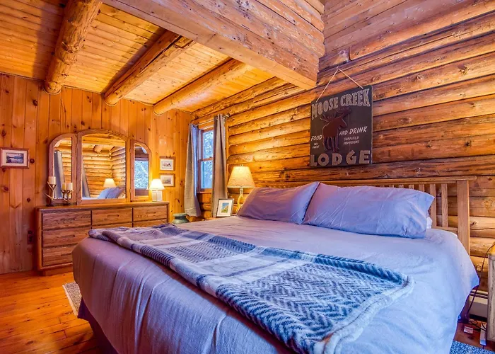 Family-Focused & Pet-Friendly Log Cabin With 4Br 2Ba Sleeps 10