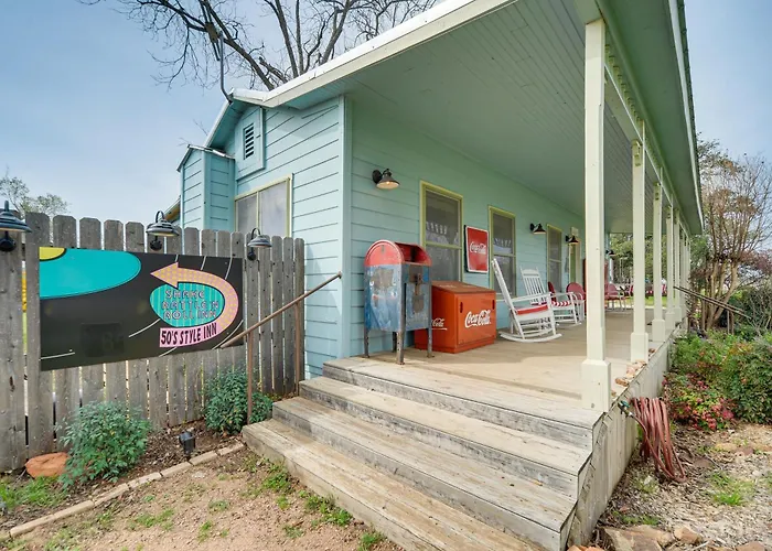 Retro Retreat In Llano W/ Screened Porch!