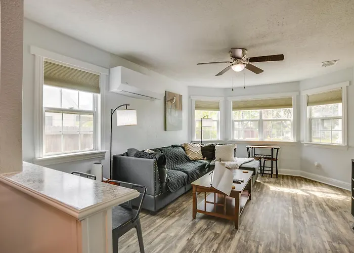 < 1 Mi To Downtown Conroe: Charming Apartment