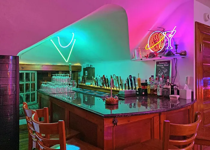 Mike & Allen'S Place On The Park_1