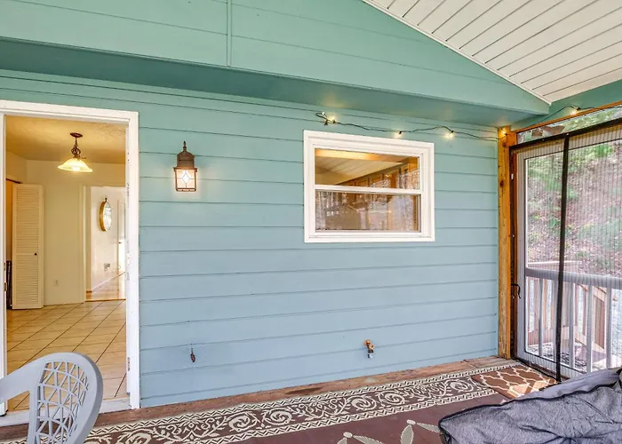 Pet-Friendly Roanoke Home W/ Fire Pit + Grill!