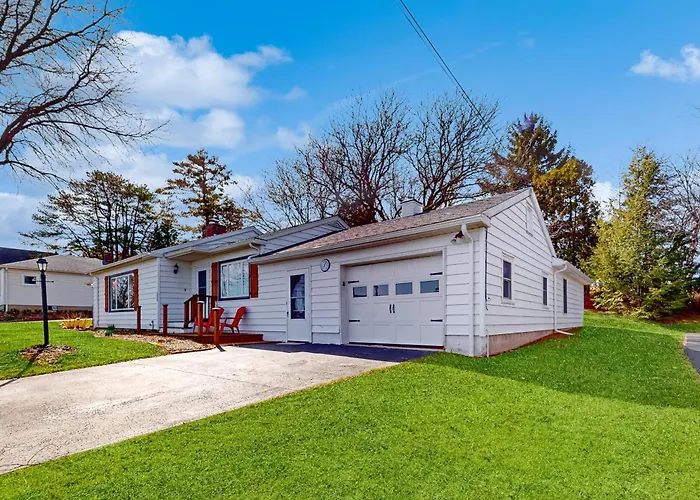 Dock! Waterfront Owasco Lake 'Moon Rise House'