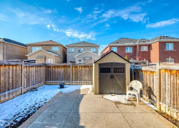 Avid Vacation Palace In Castlemore , Brampton