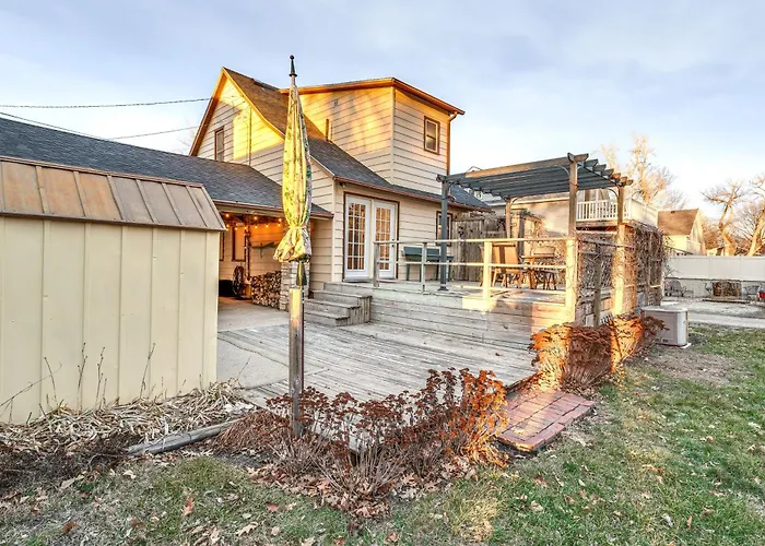 Clear Lake Vacation Rental: Walk To Town / Beach!