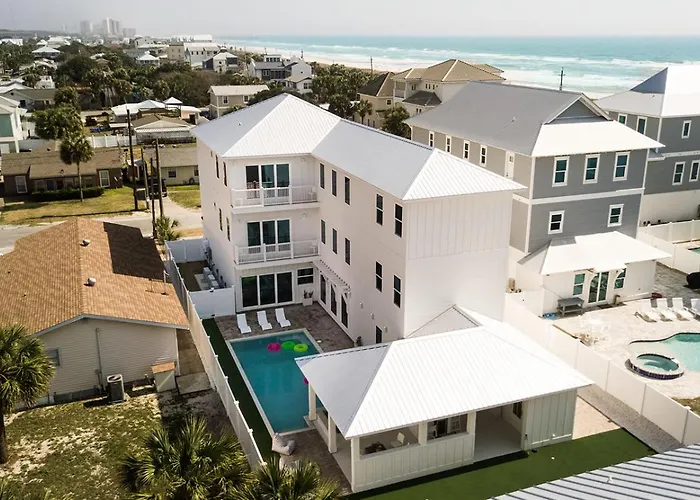 The Taj Of The Gulf! Luxury Beach Mansion! Sleeps 37, Private Pool & Hot Tub, Putting Golf