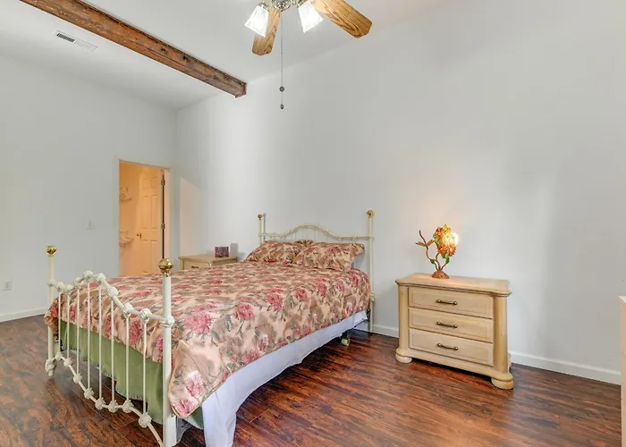 Charming Grants Pass Cottage W/ Patio & Gas Grill!