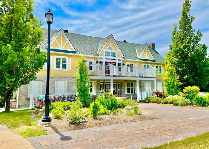 Hillside Haven: Carriage Club Resort Retreat