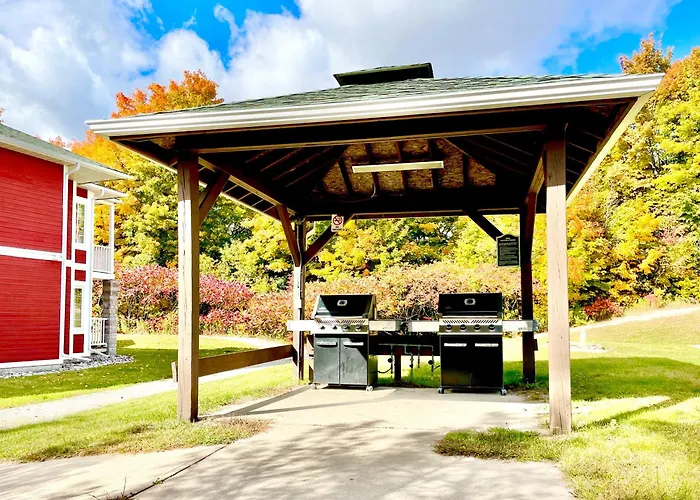 Hillside Haven: Carriage Club Resort Retreat