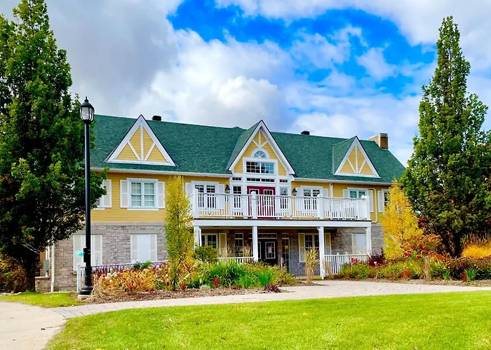 Hillside Haven: Carriage Club Resort Retreat