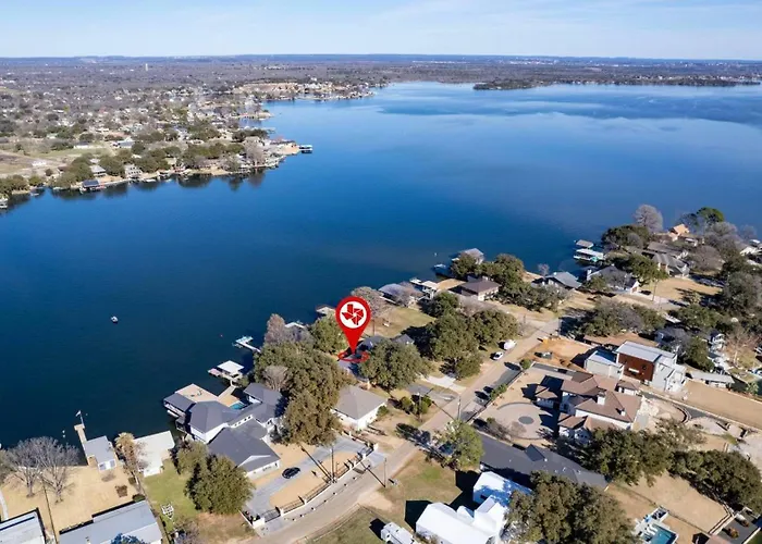 Family Lakefront Retreat