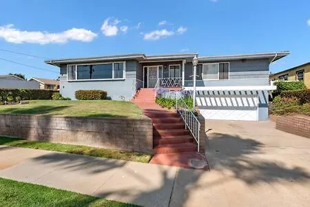 3 Living Rooms - Spacious - Family-Friendly
