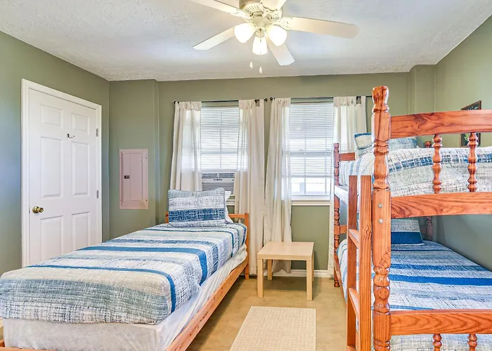 Walk To Crystal Beach! Family & Pet-Friendly Haven