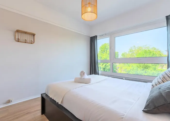 Spacious 3 Bedroom Apartment & Private Parking!
