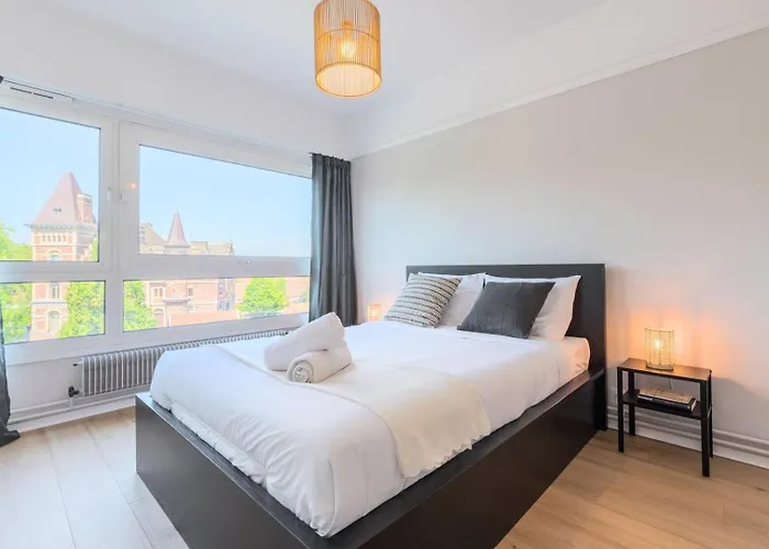 Spacious 3 Bedroom Apartment & Private Parking!