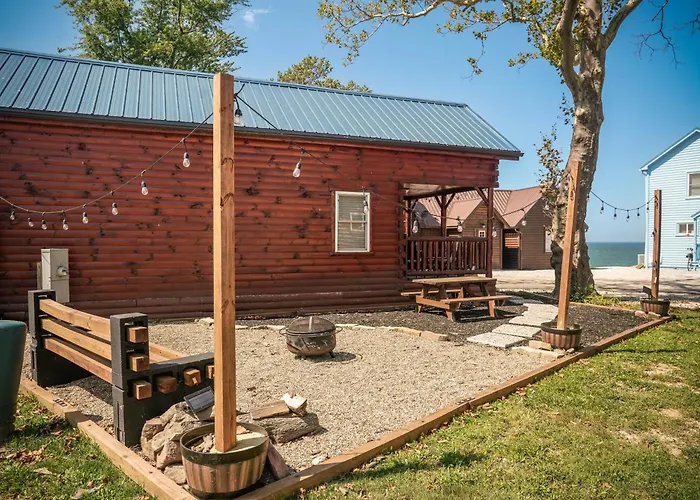 Charming Lakeview Cabin Near Geneva-On-The-Lake!