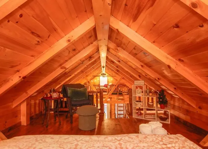 Charming Lakeview Cabin Near Geneva-On-The-Lake!