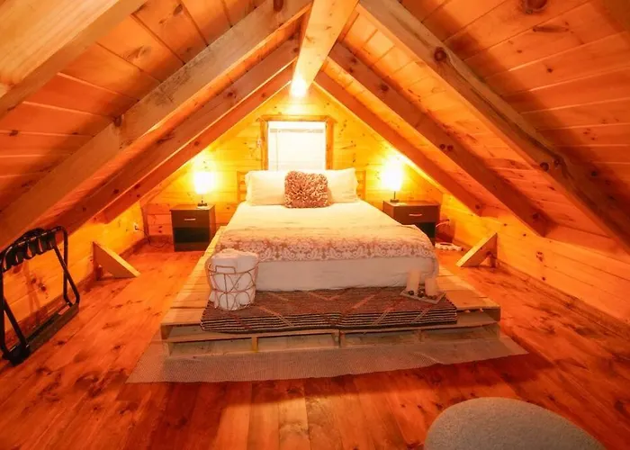 Charming Lakeview Cabin Near Geneva-On-The-Lake!