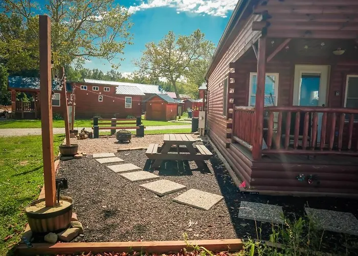 Charming Lakeview Cabin Near Geneva-On-The-Lake!