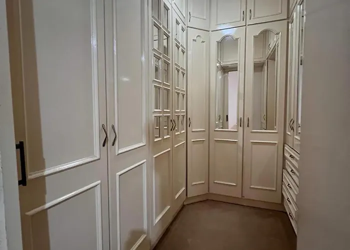 Suíte de luxo no centro com closet e hidromassagem