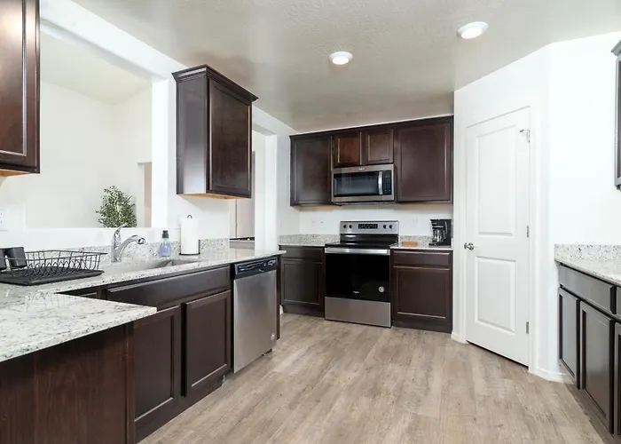Spacious Family Oasis ~ Pooltable ~ Backyard ~ Pkg