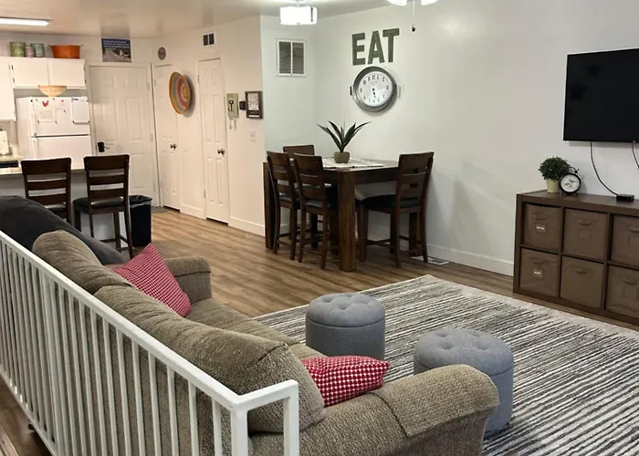Red Hen Rental - 2 Bed With 1 Full Bath 1 Half Bath Full Kitchen