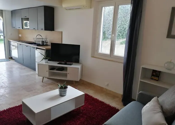 Joli Studio Calme Et Moderne
