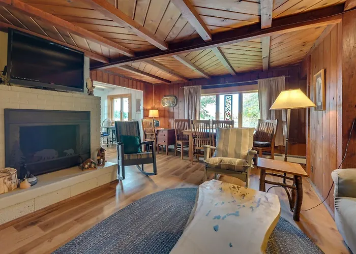 Cozy Harbor Springs Vacation Rental, 13 Mi To Town