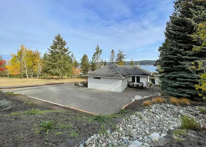 Cottage On The Bay- Hot Tub, Beach, Dock, Kayaks