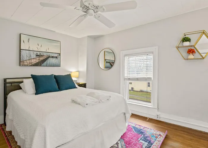 Walk To Parks, Dining & Lake! Game Room! Hot Tub!