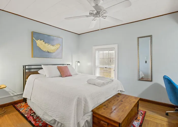 Walk To Parks, Dining & Lake! Game Room! Hot Tub!