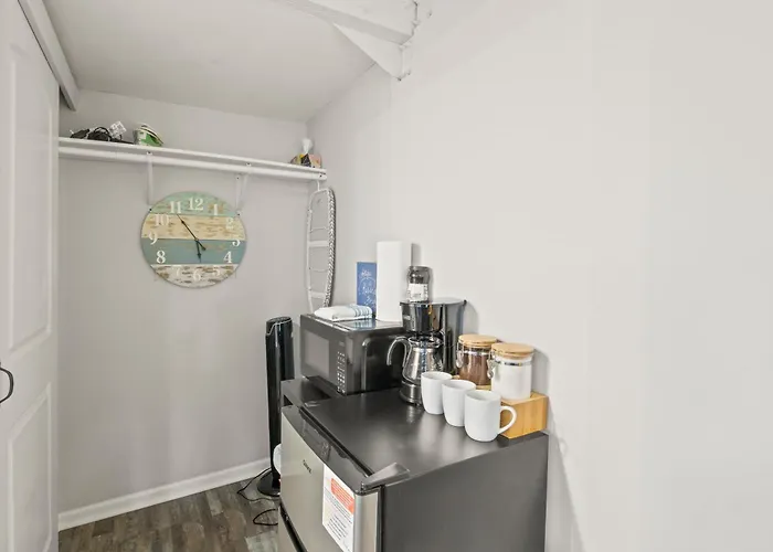 Walk To Parks! Dining & Lake! Close To Hike Trails!