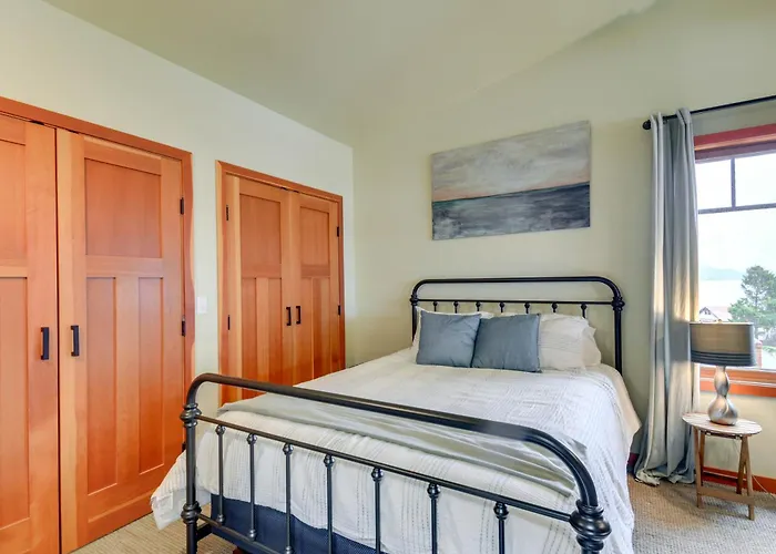Vashon Island Retreat: Sound Views & Beach Access!
