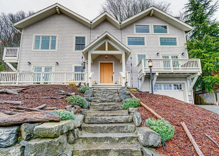 Vashon Island Retreat: Sound Views & Beach Access!