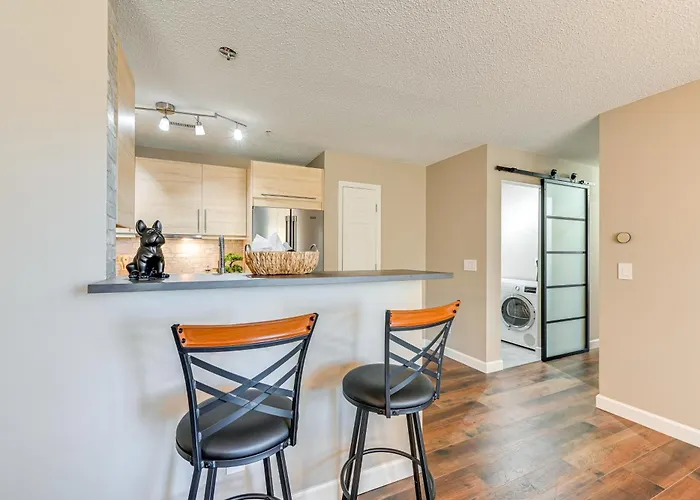 Winston-Salem Condo W/ Balcony: Steps To Golf!