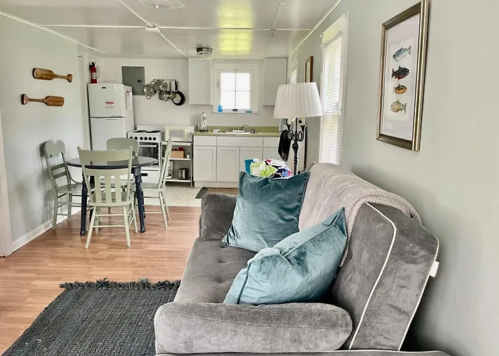 Drop Anchor Cottages And Lake House