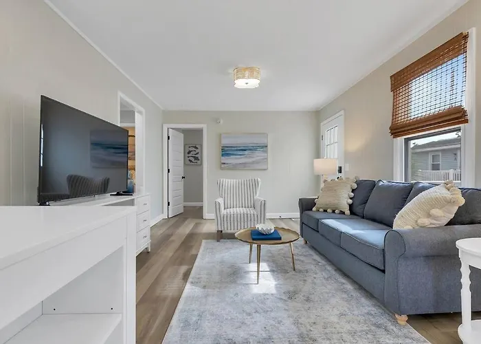 Coastal 3Bd Bungalow One Block From Scenic Walkway